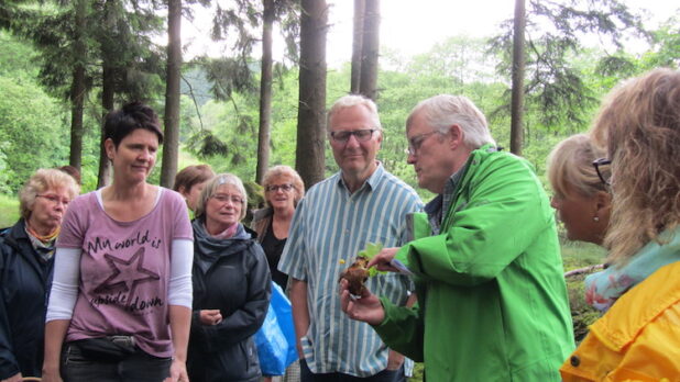 Eine geschichtliche Kräuter-Exkursion mit Kocherlebnis findet in den "Schlüsen" statt. Eine geschichtliche Kräuter-Exkursion mit Kocherlebnis findet in den "Schlüsen" statt
