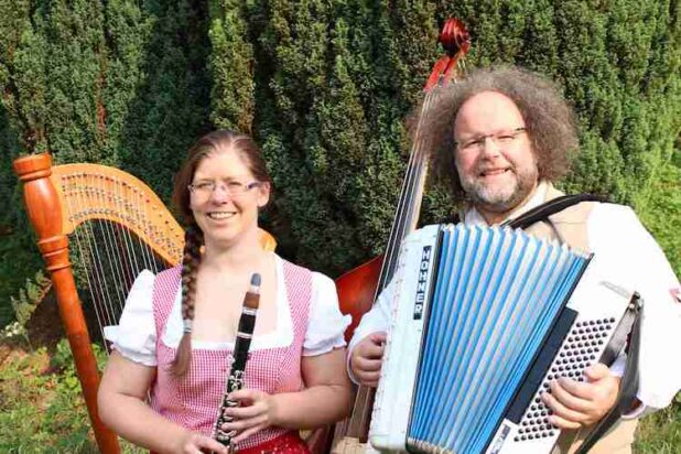 Volkstümliche Klänge Unterm Pavillon im Seniorenhaus St. Liborius Volkstümliche Klänge Unterm Pavillon im Seniorenhaus St. Liborius