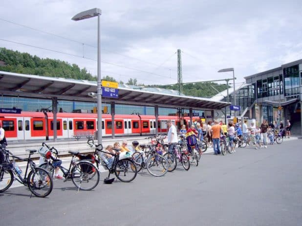 Sonderzug für Siegtal pur am Bahnhof in Wissen.