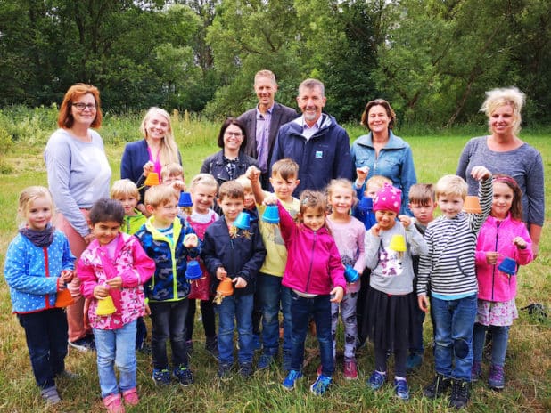 Nach der Nominierung stand ein Vor-Ort-Besuch auf dem Programm, bei dem die Stadt Bad Berleburg bezüglich ihrer Ziele und Maßnahmen für mehr Nachhaltigkeit überprüft wurde. Auch die Kinder und Erzieherinnen des Familienzentrums „Blauland“ in Raumland waren daran beteiligt.