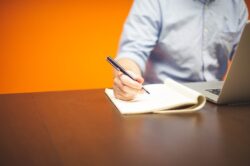Bevor man eine Firma gründet, sollte man einen genauen Plan erstellen. Bevor man eine Firma gründet, sollte man einen genauen Plan erstellen.