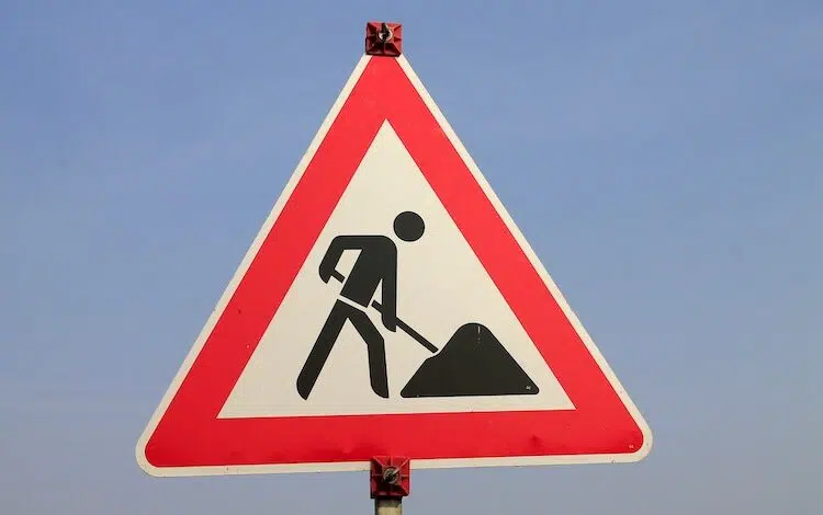 2019-10-23-Baustelle-Lindenweg-Straßensanierung-A45-Girkhausen-Rathausbruecke-Wasserrohrbruch-Biekhofen-Pflaster-Kanalsanierung