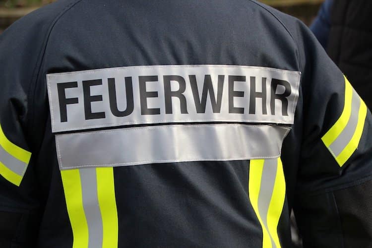 2019-12-02-Feuerwehr-Lagerhalle-Kellerbrand-Brand-Feuerwehr-Wagen-Jugendeinrichtung-Keller