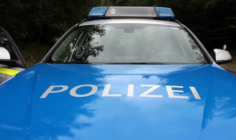 2019-12-09-Polizei-Personen-Drogenvortest-Partyraum-Verkehrsunfall-Nachbar-Ferienhaus-Auto-Belaestigung-blutentnahme-Transporter-Polizei