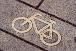 2019-12-19-Radweg-Fahrrad-Radfahrer-Autofahrerin