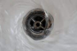 Ein verstopftes Rohr kann man auf verschiedene Art und Weise reinigen. 