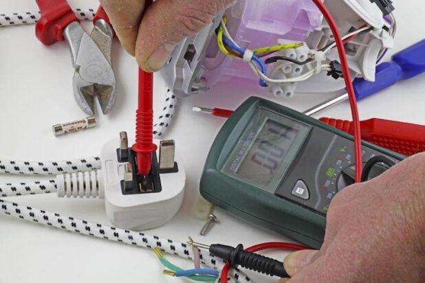 Der Elektriker verfügt über das nötige Spezialwerkzeug um Ihnen zu helfen. Der Elektriker verfügt über das nötige Spezialwerkzeug um Ihnen zu helfen.
