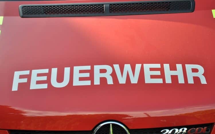 2020-04-09-Feuerwehr-Brand-Brand-Flammen-Brand-Entsorgungsunternehmen-Dachstuhl-Thülen