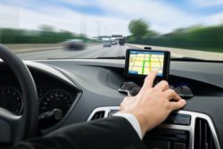Ein GPS System im Fahrzeug erspart Unternehmen Zeit und Geld. 
