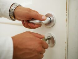 Der Tür- und Schlüsseldienst in Hagen hilft Ihnen bei Problemen mit ihrem Türschloss. Der Tür- und Schlüsseldienst in Hagen hilft Ihnen bei Problemen mit ihrem Türschloss.