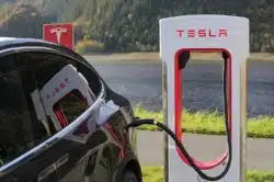 In der Automobilindustrie führt kein Weg an TESLA vorbei. Die Entwicklung der Auto-Aktien ist ein klares Signal für Anleger.
