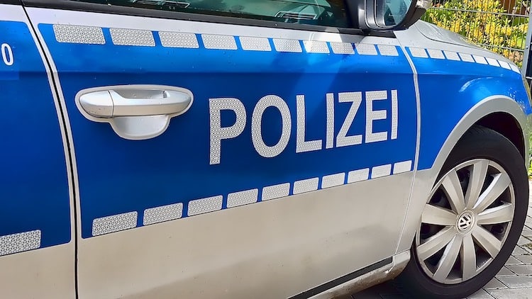 2020-07-06-Zusteller-Fahrzeugaufbruch-Motorroller-Sachbeschaedigung-Unfall-Exhibitionist-Arbeitskollegen-Fahrzeug-Schulhof