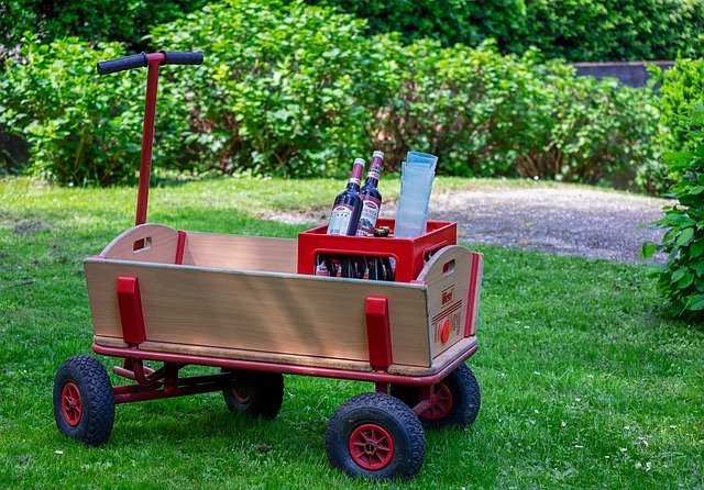 Der Bollerwagen ist mittlerweile ein beliebtes Transportmittel für allerlei Dinge.