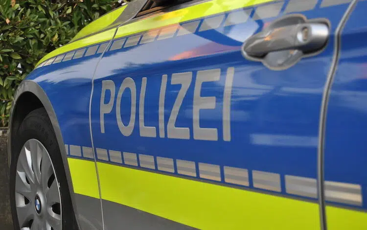 2020-08-04-Polizei-Mann-Steinbruch-Frau-Polizei-Arbeitsunfall-Kind-Verkehrsunfall-Verantwortungslose-Staudamm-Radfahrer-Geschaedigte-Küchenmesser-Festnahme-Autohof-Polizei-Unfall-Kollision-Kradfahrer-Betrueger-Widerstand-Vorfall-Verwandter-Vater-Jugendverband-Kirchengemeinde-Update-Seniorin-VW-Jaehriger-Beifahrer-Sachschaden-Polizei-Opel-Widerstand-Einrichtungshaus-Kopfverletzung-Jaehriger-Frauen-Maenner-Kontrollen-Kradfahrerin-Hunde-Plane-Schlaegerei-Polizeieinsatz-Fahrer-Trinkwasser-Autofahrer-Linienbus-Verkehrsunfall-Kreisverkehr-Polizisten-Handy-Hunde