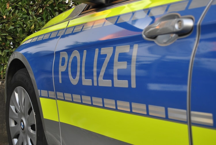 2020-08-04-Polizei-Mann-Steinbruch-Frau-Polizei-Arbeitsunfall-Kind-Verkehrsunfall-Verantwortungslose-Staudamm-Radfahrer-Geschaedigte-Küchenmesser-Festnahme-Autohof-Polizei-Unfall-Kollision-Kradfahrer-Betrueger-Widerstand-Vorfall-Verwandter-Vater-Jugendverband-Kirchengemeinde-Update-Seniorin-VW-Jaehriger-Beifahrer-Sachschaden-Polizei-Opel-Widerstand-Einrichtungshaus-Kopfverletzung-Jaehriger-Frauen-Maenner-Kontrollen-Kradfahrerin-Hunde-Plane-Schlaegerei-Polizeieinsatz-Fahrer-Trinkwasser-Autofahrer-Linienbus-Verkehrsunfall-Kreisverkehr-Polizisten-Handy-Hunde