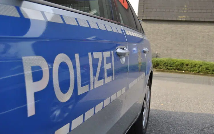 2020-08-04-Polizei-Garagenhof-Verkehrsunfall-Wheely-Unbekannte-Sixpack-Kriminalbeamte-Unfallflucht-Raubüberfall-Mercedes-Brandsatz-Schlaegerei-Garage-Schwerverletzte-Drogenfahndung-Kuh-BMW-Lagunenbad-Elektrowerkzeuge-Streit-Paketzusteller-Raub-Fußgänger-Husky-Notaufnahme-Schnur-Seniorenheim-Wohnungsbrand-Pedelec-Motorradfahrer-Marienhöhe-Wohnung