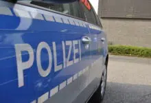 2020-08-04-Polizei-Gruppe-Waffe-Sattelzug-Profilstraße-Gewahrsam-Verkehrsunfall-Zeugin-Schotter-Beteiligter-Bettinghof-Amselweg-Rollerfahrer-Knüppeln-Fleischwurst-Unfall-Fingerkuppe-Mordkommission-Stock-Kleinkind-Meiswinkel-Niederdielfen-Motorhaube-Musik-Bettinghausen