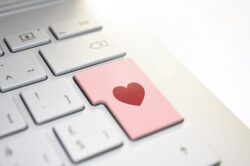 Online-Dating bezieht sich nicht nur auf eine bestimmte Altersgruppe. Online-Dating bezieht sich nicht nur auf eine bestimmte Altersgruppe.