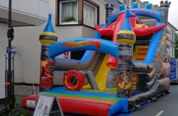 Am Samstag, 17. August 2024, verwandelt sich der Alte Markt im Rahmen des „WochenMARKT-TREFF“ von 9 bis 14 Uhr in einen Rutschenspaß im XXL-Format. Am Samstag, 17. August 2024, verwandelt sich der Alte Markt im Rahmen des „WochenMARKT-TREFF“ von 9 bis 14 Uhr in einen Rutschenspaß im XXL-Format.