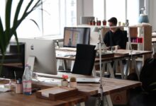 Leere Büros durch mehr Homeoffice Nutzung und neuer Arbeitsplatzplanung.
