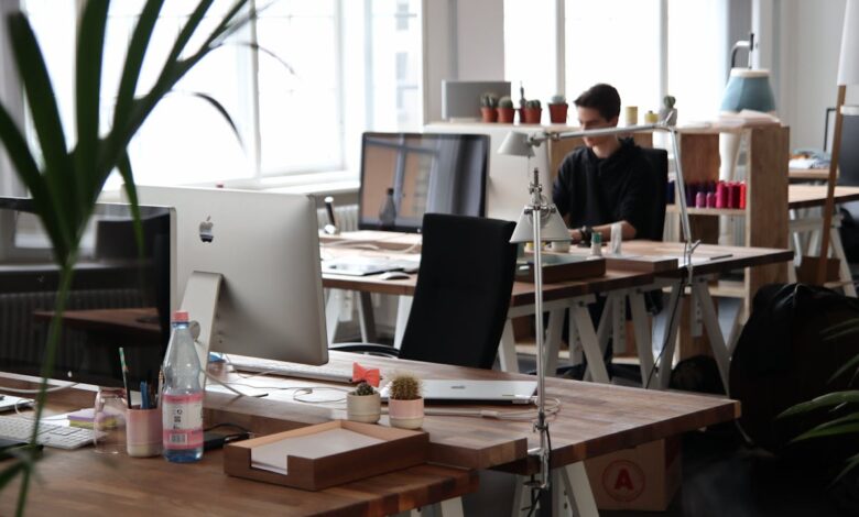 Leere Büros durch mehr Homeoffice Nutzung und neuer Arbeitsplatzplanung.