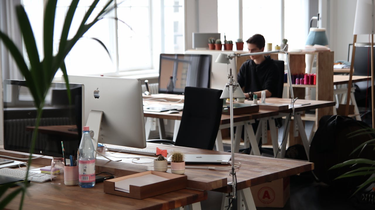 Leere Büros durch mehr Homeoffice Nutzung und neuer Arbeitsplatzplanung.