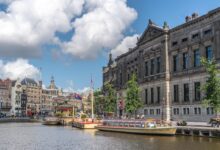 Reisetipp für Menschen aus Südwestfalen: Grachtenfahrt durch Amsterdam.