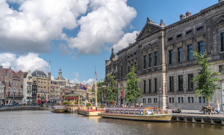 Reisetipp für Menschen aus Südwestfalen: Grachtenfahrt durch Amsterdam.