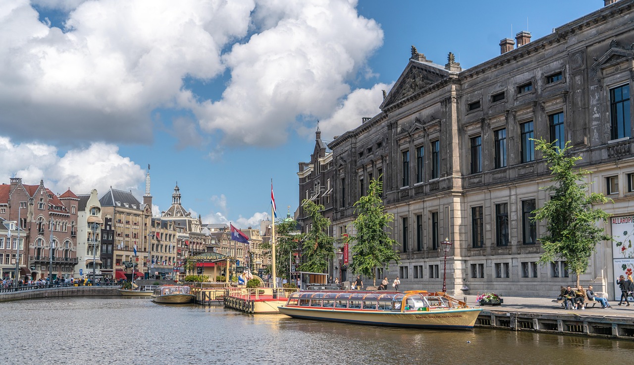 Reisetipp für Menschen aus Südwestfalen: Grachtenfahrt durch Amsterdam.