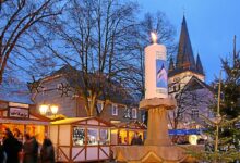 Weihnachtsmarkt Drolshagen mit der großen Adventskerze auf dem Marktplatz.