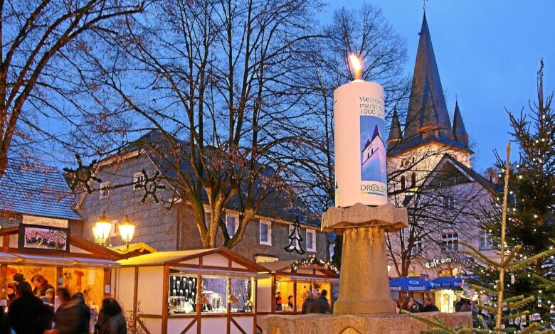 Weihnachtsmarkt Drolshagen mit der großen Adventskerze auf dem Marktplatz.