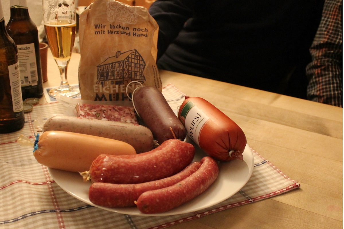 Beim Würsteknobeln gab einen traditionellen Dräulzer Wurstteller.