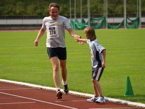 Bei diesem Staffellauf gilt es immer mindestens eine Runde, maximal drei Runden zu absolvieren, dann darf gewechselt werden. Markus Biel nutze den Lauf in die Ferien um sich mit seinem Sohn Roman die 10.000 Meter zu teilen. Sie brauch-ten 46:08 Minuten für die Strecke.  