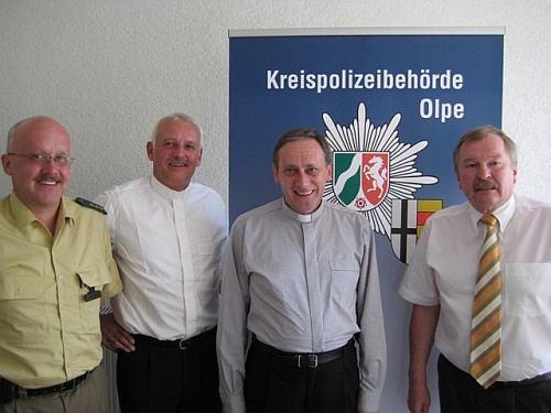 v.l. Polizeidirektor Diethard Jungermann, Minsignore Wolfgang Bender, Pastor Wilfried Loik, Landrat Frank Beckehoff 